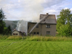 Požár přístavku a střechy rekreačního domku