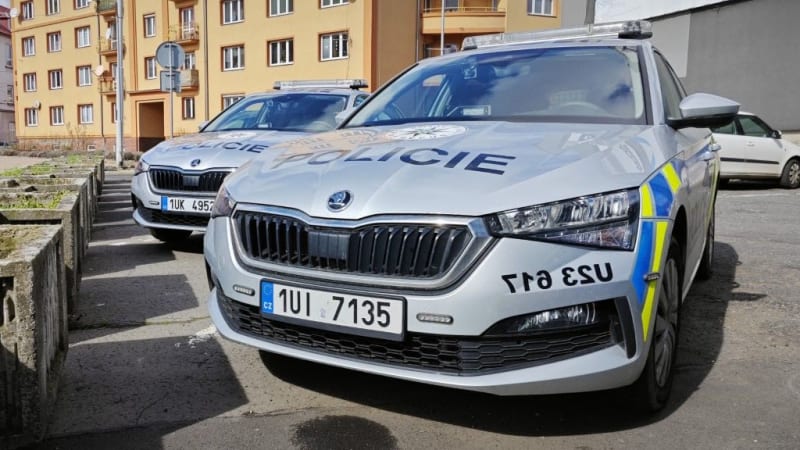 Kuriózní dopadení: Uprchlého vězně nalezli zlínští policisté v kufru auta. Stálo u lesa