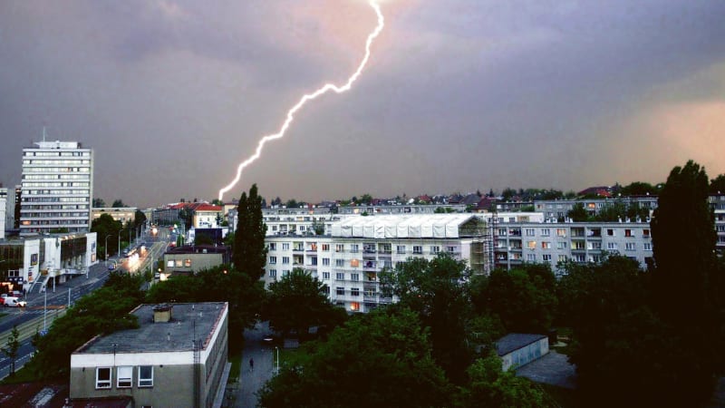 RADAR: Českem se proženou bouřky. Udeří náhlé přívalové deště a silný vítr, kde hrozí kroupy?