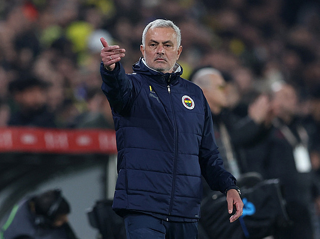 Fenerbahce po neúspěšné kvalifikaci o Ligu mistrů vyhodilo kouče Mourinha