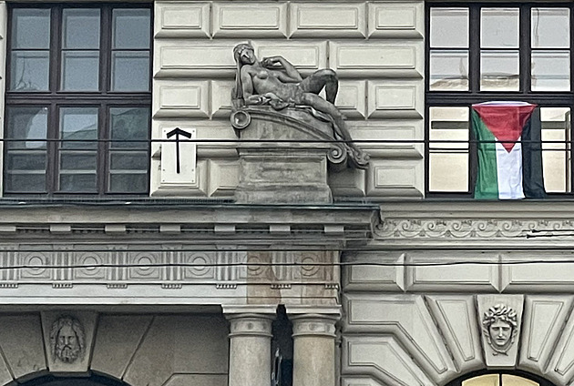 Jako hákové kříže. Palestinské vlajky na školách kritizují Trojan, Svěrák či Hřebejk