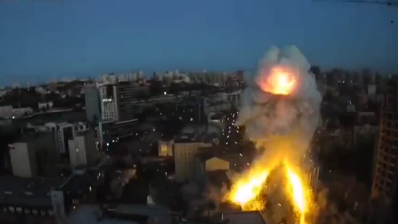 Ruská pomsta za útok na klíčový podnik? Ukrajinskými městy zní exploze, úřady hlásí mrtvé