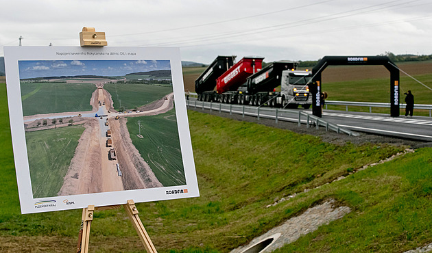 Nová silnice ulevila hlavně Litohlavům, přes Osek jezdí aut pořád dost