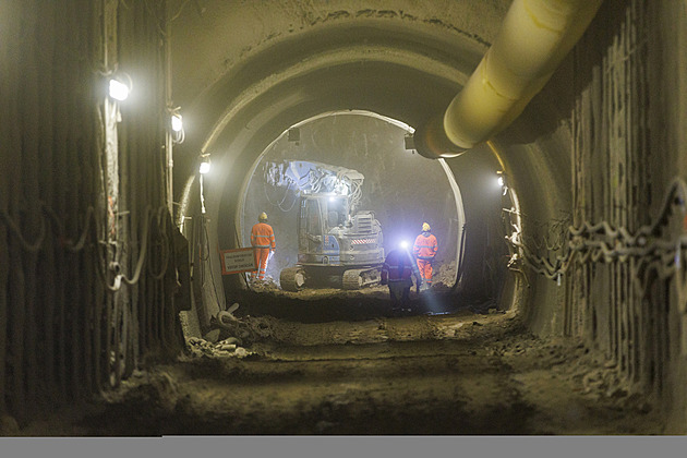 Při ražbě tunelu v Brně používají stroj bez vibrací. Lidé práce vůbec nepostřehnou