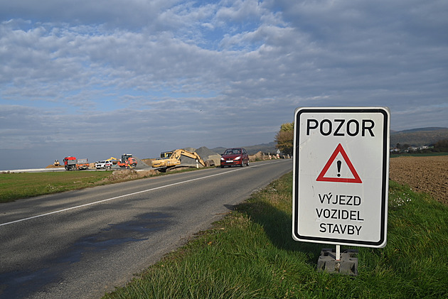 Silnice mezi Lukovem a Fryštákem je uzavřená, řidiči ji objíždí kolem zoo