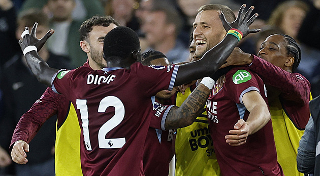 Souček vyrovnal Bergerův rekord, další prohra pro Krejčího. Nováček obral Arsenal