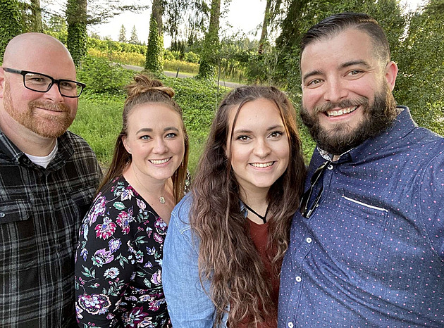 Polyamorní rodina nemá tušení, kdo je otcem dvou posledních dětí