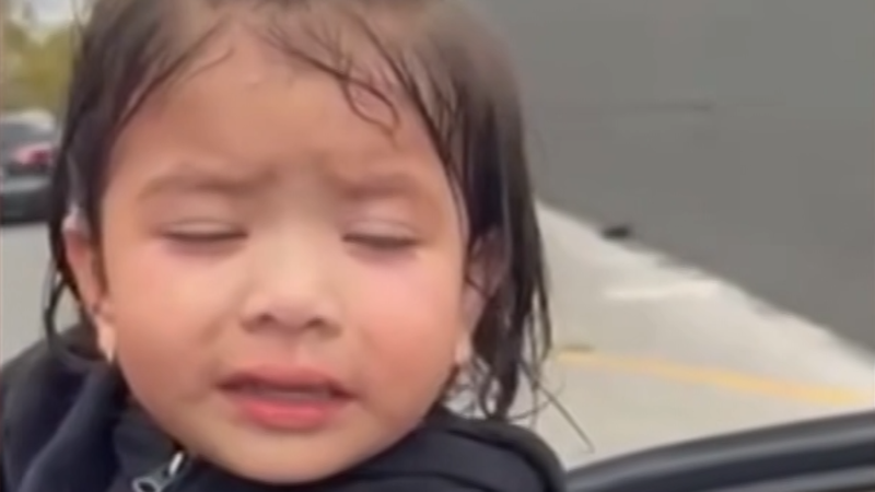 Roční dívka skončila po zásahu amerických agentů v nemocnici. Útok na rodinu zachytilo video