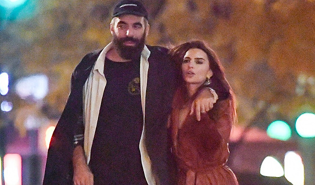 Emily Ratajkowski randí s francouzským režisérem, expartnerem známých zpěvaček