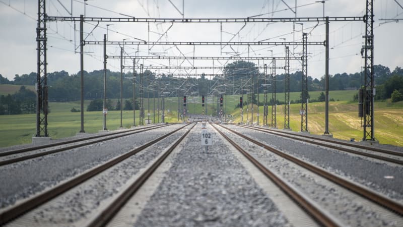 Zátah na přebíhače kolejí: Policisty zděsil počet přistižených, rozdali desítky pokut