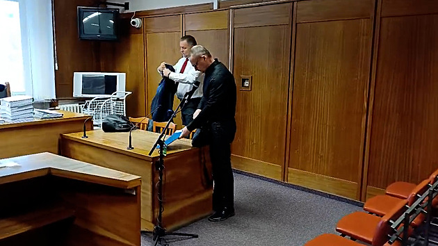 Státní zástupce na místě obžalovaného, kvůli anabolikům a vynášení informací