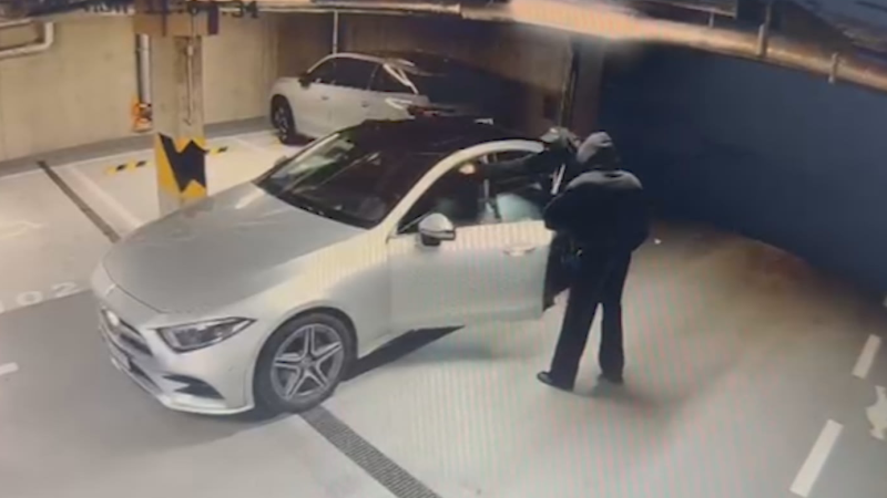 Exkluzivní záběry přestřelky v Praze: Scéna jako z devadesátek. Muže zachránil „Superman“