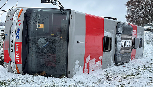Na Benešovsku se převrátil autobus na bok, hasiči zachraňovali cestující žebříkem