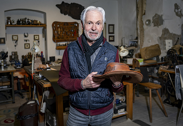 Dědek u tabule, smáli se mi. Manažer z Prahy vyměnil Sazku za sedlářské řemeslo