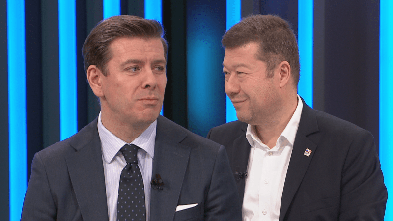 Jezdili jste za miliony, třeba do Paraguaye, útočil Okamura. Proč lžete? ptal se Skopeček