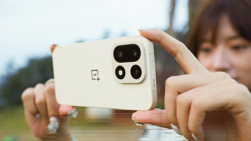 OnePlus má problém. Jeho AI nástroj údajně cenzuroval určitá témata