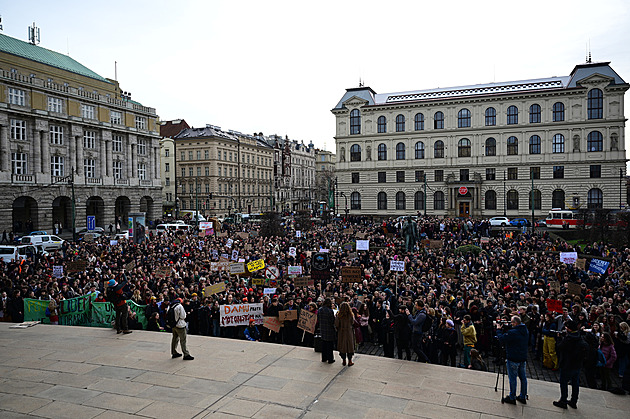Studenti protestují proti Motoristům na ministerstvu. Mluví o paralýze resortu