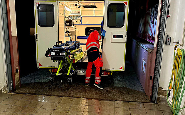 Zraněný řidič po nehodě odešel do tmy. Hluboko v poli ho vystopoval svědek