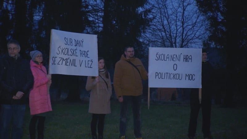Vzpoura na škole v Hnojníku pokračuje. Tragédie, diletant, kritizují rodiče ředitele