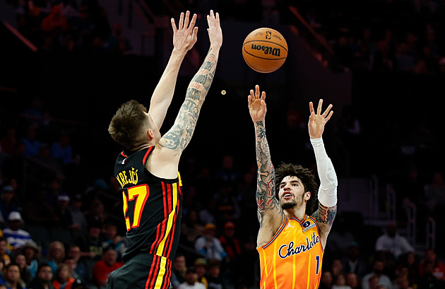 Krejčí ani navrátilec Young nestačili na Charlotte, Dončič odehrál zápas roku