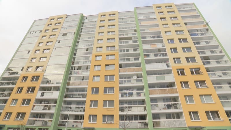 Tragédie na pražském sídlišti: Chlapec vypadl ze 7. patra, záchranáři mu už nemohli pomoci