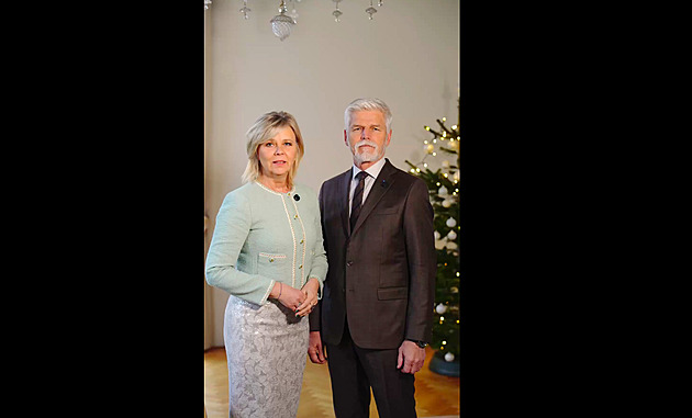 Dopřejte si klid, který si zasloužíte, popřál k Vánocům prezident s manželkou