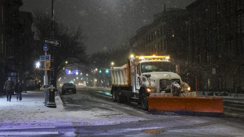 Extrémní sněhová bouře zasáhla New York: Je vyhlášen stav nouze, ruší se tisíce letů