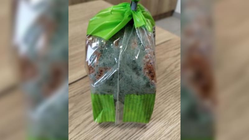 Plesnivý chléb v Česku: Prodával ho známý řetězec, podle inspektorů byl modrozelený