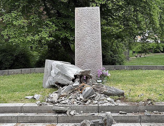 Pomník rudoarmějce v Teplicích zmizel, město nechce ideologické nánosy