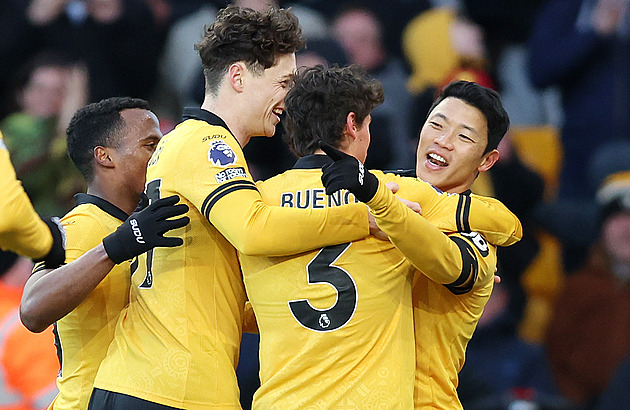 ONLINE: Wolverhampton poprvé zvítězil, slaví i Aston Villa. Do akce jde Arsenal