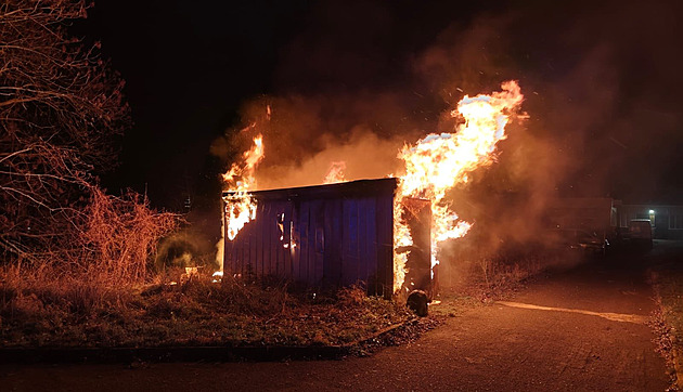 V Ústí na Labem vzplála stavební buňka, jeden člověk v ní uhořel