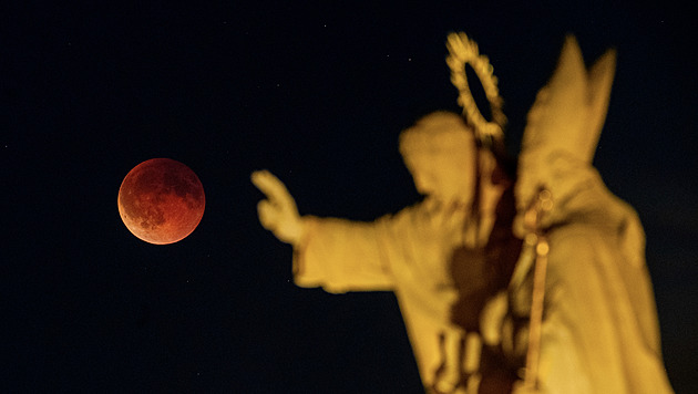 Zatmění Měsíce 2026 v ČR bude téměř úplné. Sledujte ho nízko nad obzorem