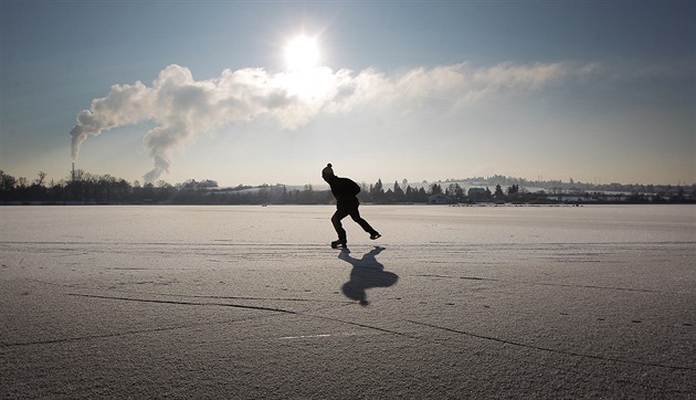 Muž se nevrátil z bruslení na přehradě. Policisté našli jeho boty, poté i tělo