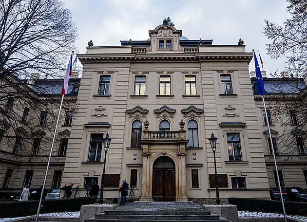 Před Úřadem vlády už není vlajka Ukrajiny. Vyvěsí ji na výročí invaze