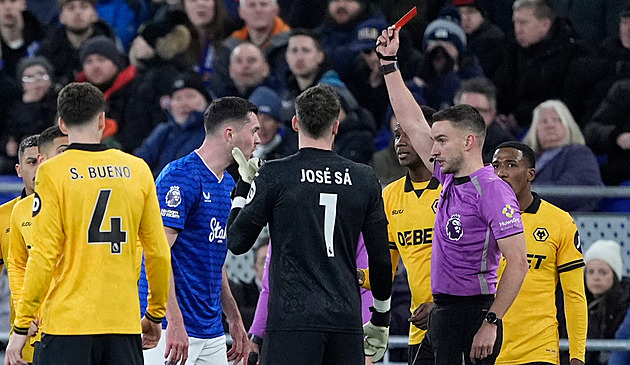 Zatahal protivníka za vlasy a nesmí hrát tři utkání. Jak ho mohli trestat, zlobí se Moyes