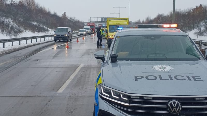 Těžká nehoda v Praze: Srazilo se šest aut, doprava na letiště je omezena. Havarovala i sanitka