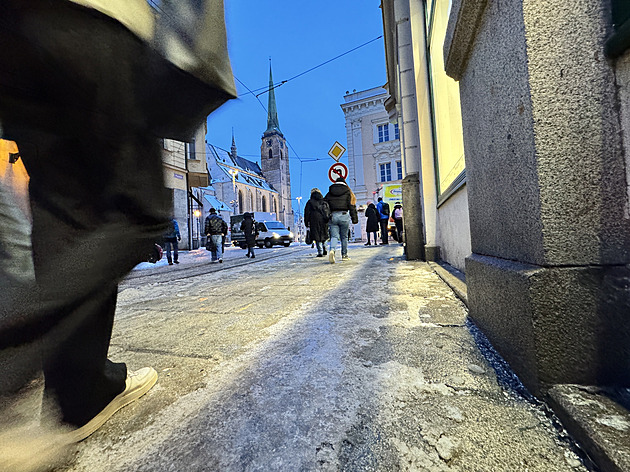 Chodníky lesklé jako zrcadlo. Na co máte nárok, když se zraníte na ledovce či náledí