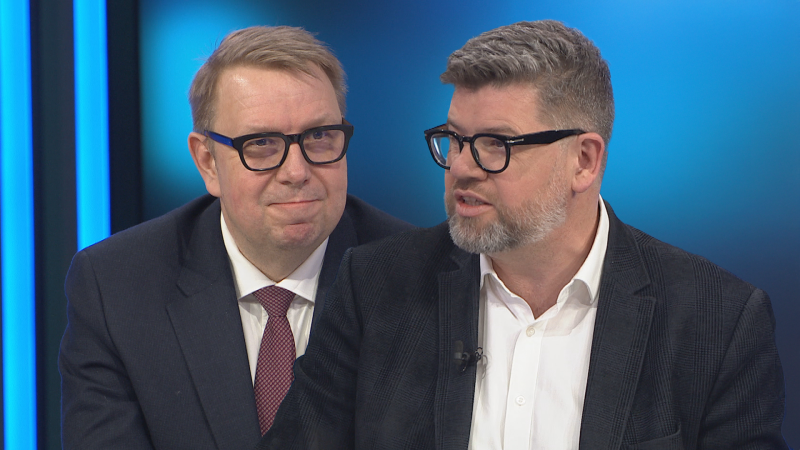 Kabaret, směšné, dětinské. Piráti to za couvání ve Sněmovně schytali od koalice i opozice