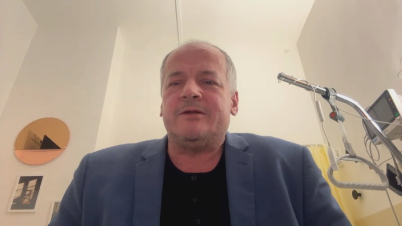 Podpořil jsem oceláře, v noze mám 11 šroubů, žertuje Prymula. Jak v zimě předejít zranění? 