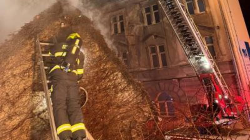 Požár domu v Boleslavi: Hasiči evakuovali 34 lidí, hlídkovali do rána. Škoda jde do milionů
