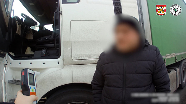 Vrávoral a táhlo to z něj. Večer jsem vypil láhev whisky, přiznal na D1 řidič kamionu