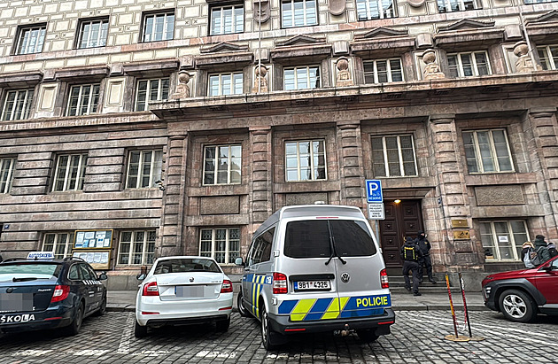 Policisté zasahují na Městském úřadu Černošice v Praze, zadrželi 16 lidí