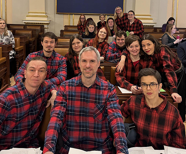 Piráti přišli ve flanelových košilích, aby podpořili prezidenta Pavla