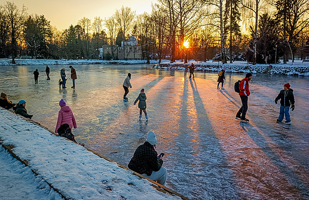Co když se pod vámi proboří led? Záchranář ve vodě ukazuje, co a jak udělat