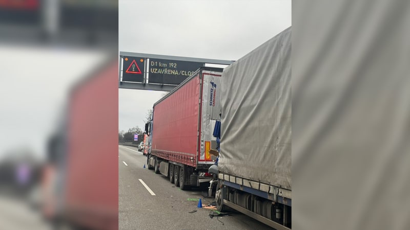 Smrtelná nehoda na Brněnsku: Nákladní vůz vrazil na D1 do kolony, jeden člověk na místě zemřel