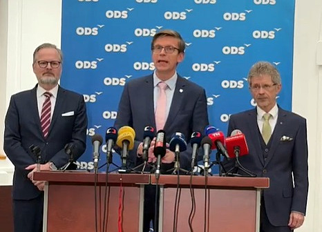 Přehodnoťte zapojení Česka do muniční iniciativy, vyzval vládu expremiér Fiala