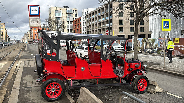 Automobil srazil muže na přechodu, kvůli nehodě stály tramvaje