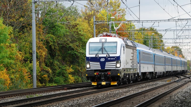 Vlak srazil v Tachově muže. Na místě zasahoval vrtulník, provoz na trati stojí