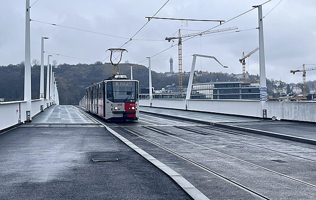 První „ostrá“ tramvaj se projela po Dvoreckém mostě. Testovala signalizaci
