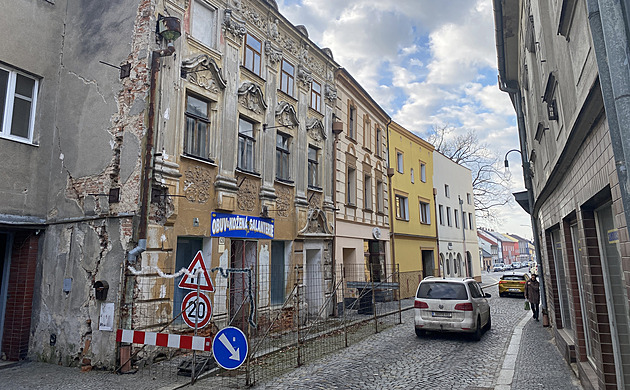Z historického domu je ruina ohrožující okolí, majitele se nedaří přimět k nápravě